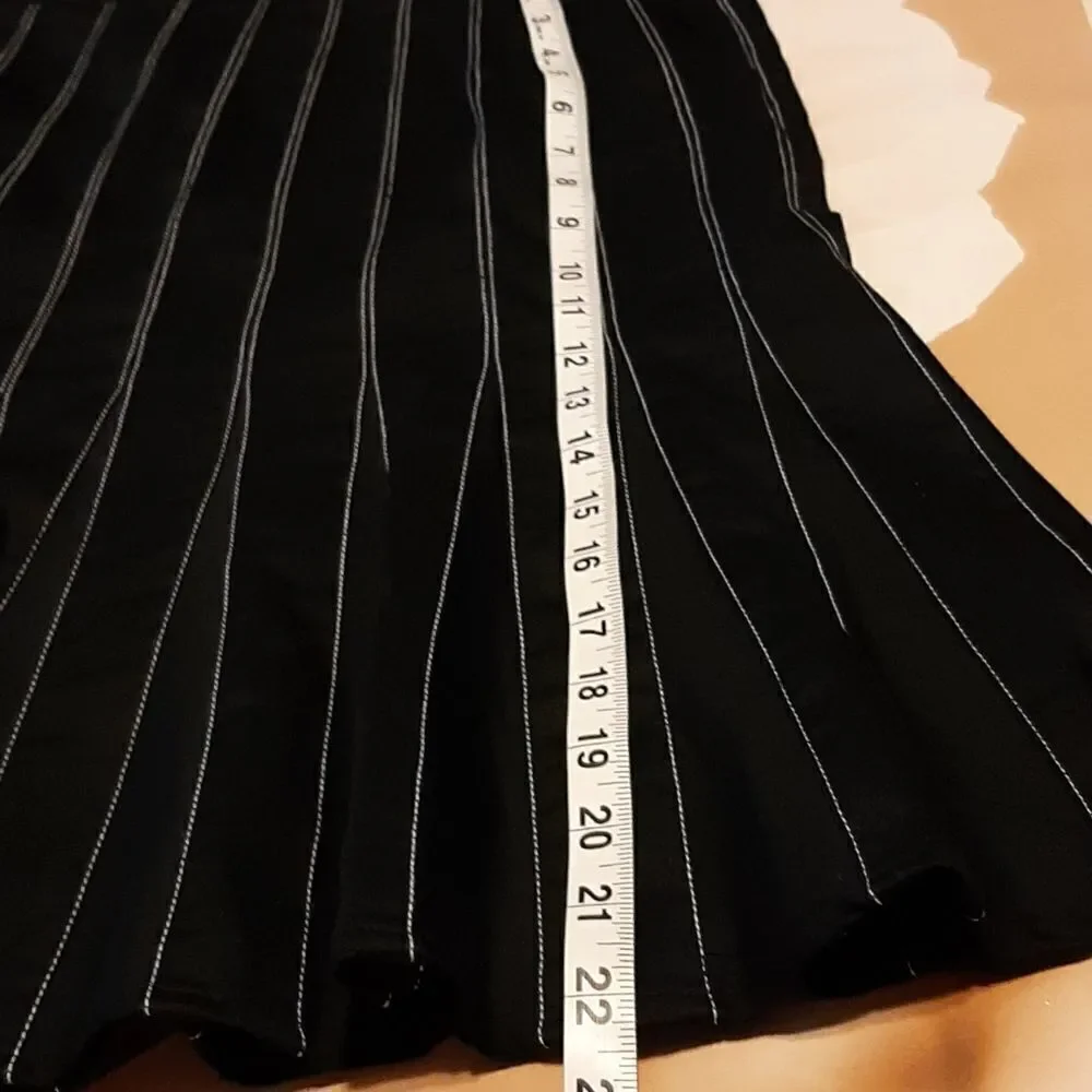 NWOT Central Fall Women Flair Black with White Lines Size 4